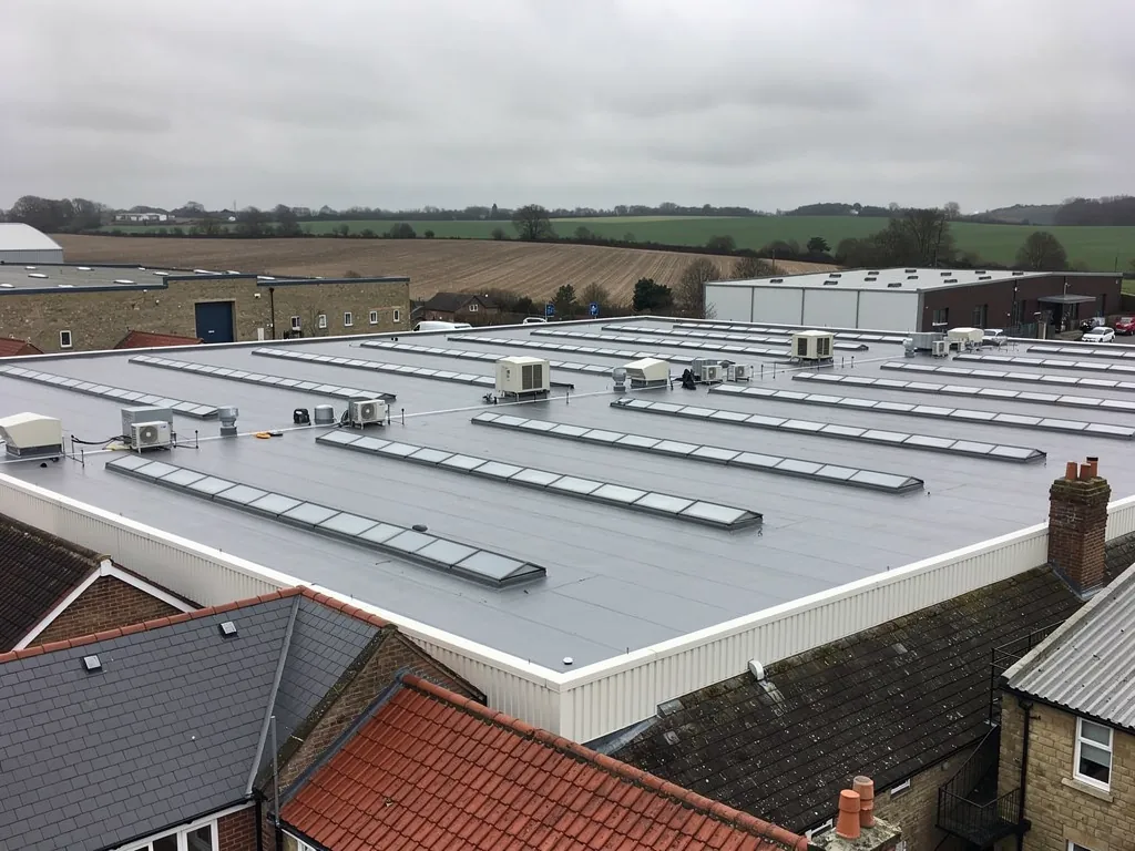 Warehouse flat roof with single-ply membrane and rooflights